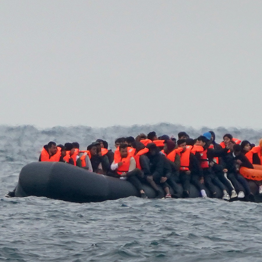 Flüchtlinge überqueren den Ärmelkanal auf einem Schlauchboot © picture alliance / empics / PA Wire URN:73504251 Foto:  Gareth Fuller