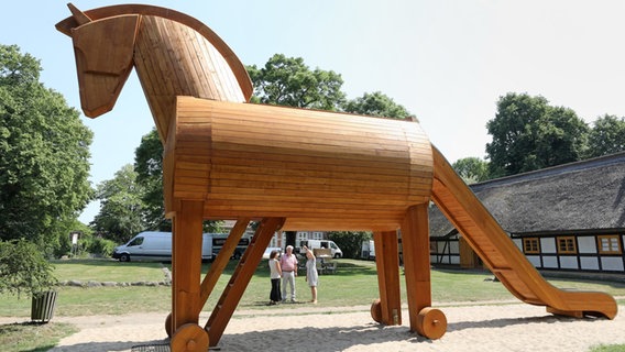 Ein großes hölzernes Pferd vor dem Heinrich-Schliemann-Museum. © Bernd Wüstneck/dpa-Zentralbild/dpa 
