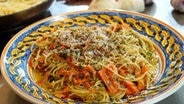 Spaghetti mit Möhren und Knoblauch in einer großen Schüssel serviert. © NDR Foto: Florian Kruck