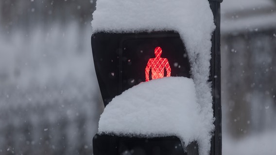 Eine rot anzeigende, verschneite Ampel © photocase.de Foto: Álvaro Bueno