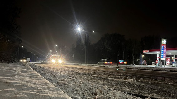 In Schwerin sind die Hauptstraßen zwar geräumt. Dennoch kann es glatt sein. © NDR 