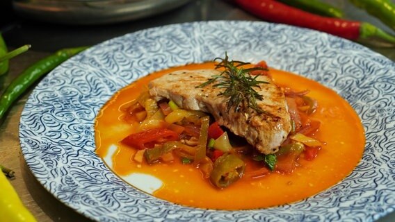 Schnitzel mit buntem Paprikagemüse | NDR.de - Ratgeber - Kochen - Rezepte