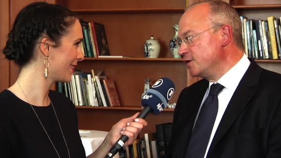 Thomas Schreiber im Gespräch mit Alina Stiegler beim Botschaftsempfang in Stockholm.  