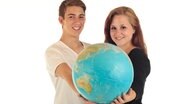 Zwei Schüler mit einem Globus. © klickerminth/fotolia Foto: klickerminth