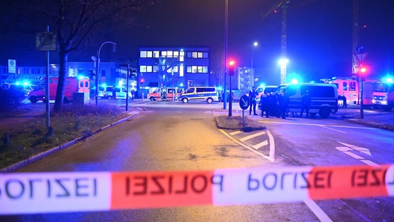 Polizisten riegeln einen Tatort in Hamburg-Alsterdorf ab. © dpa Foto: Jonas Walzberg
