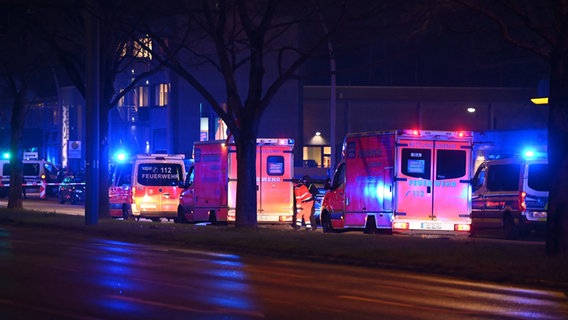 Mehrere Rettungswagen an einem Tatort in Hamburg an der Straße Deelböge © dpa Foto: Jonas Walzberg