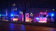 Mehrere Rettungswagen an einem Tatort in Hamburg an der Straße Deelböge © dpa Foto: Jonas Walzberg