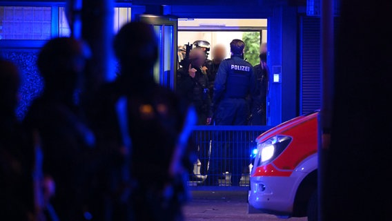 Schwer bewaffnete Polizisten an einem Tatort in Hamburg an der Straße Deelböge © dpa Foto: Jonas Walzberg