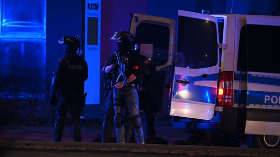 Schwer bewaffnete MEK-Polizisten an einem Tatort in Hamburg an der Straße Deelböge © dpa Foto: Jonas Walzberg