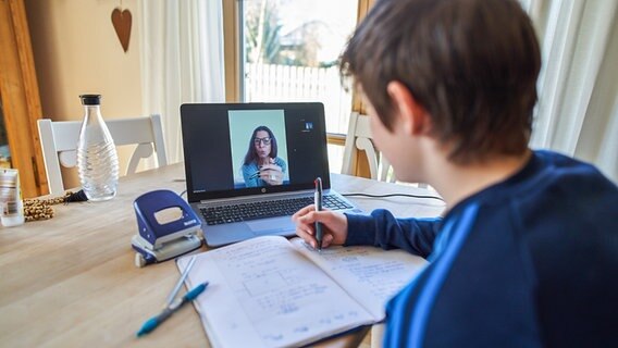 Ein Schüler lernt zu Hause am Laptop wegen des Coronavirus. © imago images Foto: Action Pictures