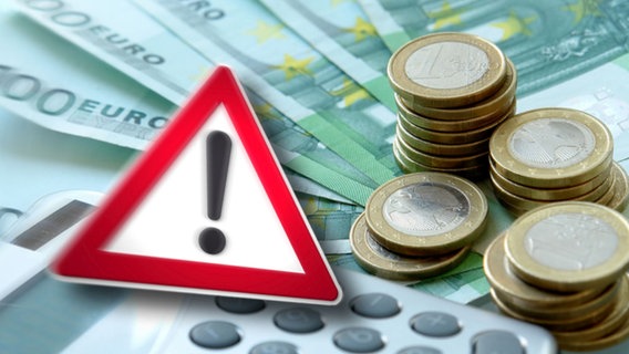 Bildmontage: Ein Achtung-Schild vor Euroscheinen und Münzen. © Fotolia.com Foto: Gina Sanders, Helmut Niklas