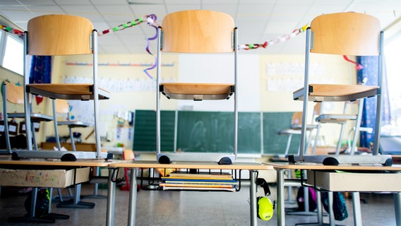 Hochgestellte Stühle in einem Klassenraum © picture alliance Foto: Hauke-Christian Dittrich