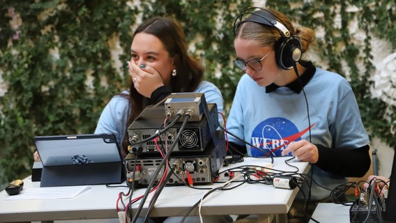 Jana (14) und Linda sind erleichtert, als der Kontakt zur ISS hergestellt wurde. © NDR Foto: Marina Heller