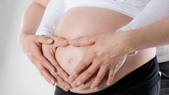 Eine schwangere Frau. © imageBROKER Foto: Michaela Begsteiger