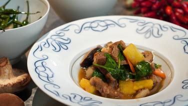Roast pork with vegetables served on a soup plate.  © NDR Photo: Florian Crook