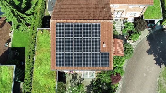Ein Dach mit mit einer Solaranlage © NDR 