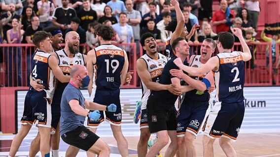 Die Rostock Seawolves feiern nach dem Rückspiel in Tübingen den Gewinn der ProA-Meisterschaft. © Imago / Ulmer Pressebildagentur 