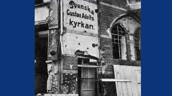 Ein von Bomben beschädigtes Schild mit der Aufschrift "Svenska Gustav Adolfs kyrkan" © Schwedische Kirche in Hamburg 