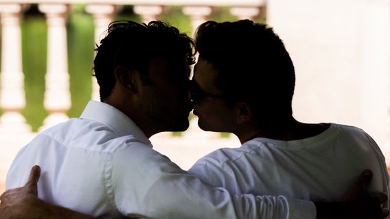 Zwei Männer küssen sich auf einer Parkbank © dpa Foto: Mohssen Assanimoghaddam