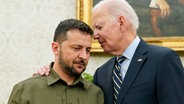 Joe Biden (r), Präsident der USA, trifft Wolodymyr Selenskyj, Präsident der Ukraine, im Oval Office des Weißen Hauses. © Evan Vucci/AP/dpa +++ dpa-Bildfunk +++ Foto: Evan Vucci