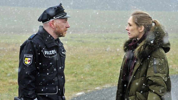 Polizist Holm Brendel (Rainer Sellien) spricht mit seiner Kollegin Ellen Norgaard (Rikke Lylloff). © NDR/ARD-Degeto/Oliver Feist 