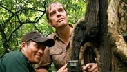 Der Deutsche Tierfilmer Henry Mix bringt an vielversprechenden Stellen im Dschungel Kamerafallen an, um Tiger zu filmen.  