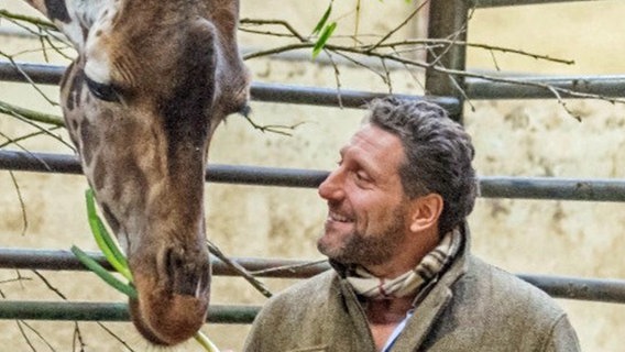 Serengeti-Park-Leiter Fabrizio Sepe mit einer Giraffe © Fabrizio Sepe 