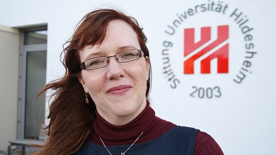 Christiane Maaß: eine Frau Mitte 40 mit Brille und langen roten Haaren. © Universität Hildesheim 