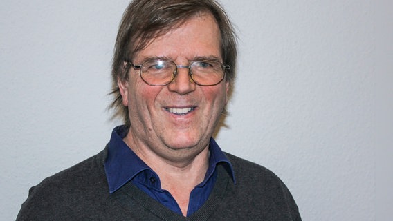 Axel Baumann: Er ist 63, hat grau melierte Haare und trägt eine Brille. © NDR Foto: Mark Hardenberg
