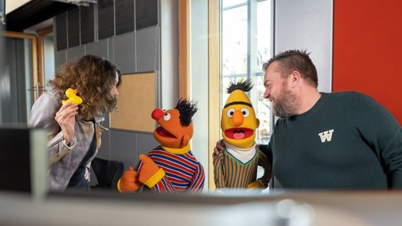 Die Puppen von Ernie und Bert bei Elke und Jens im NDR 2 Studio © NDR 2 Foto: Lydia Strang