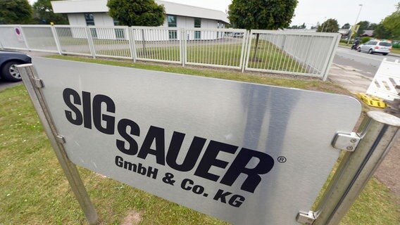 Firmenschild von SIG Sauer in Eckernförde. © dpa-Bildfunk Foto: Carsten Rehder