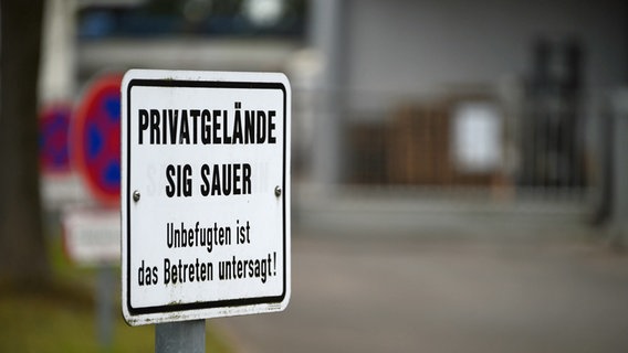 Ein Schild mit dem Hinweis "Privatgelände SIG Sauer - Unbefugten ist das Betreten untersagt!" steht auf dem Areal der Waffenfirma SIG Sauer in Eckernförde. © dpa-Bildfunk Foto: Carsten Rehder