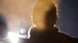 Unscharfe Silhouette einer Frau. © photocase.de Foto: IRENE AKSOY