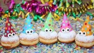 Silvester-Berliner mit lustigen Hütchen, Konfetti und Luftschlangen. © fotolia Foto: ChristArt