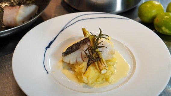 Skrei mit beurre blanc und Kartoffelstampf auf einem Teller angerichtet © NDR Foto: Florian Kruck