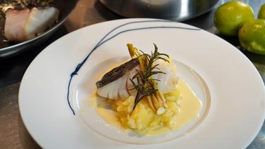 Skrei with beurre blanc and mashed potatoes on a plate © NDR Photo: Florian Kruck