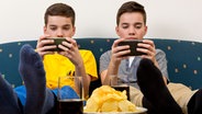 Zwei Jungen schauen auf ihre Smartphones. © fotolia Foto: Markus Bormann