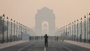 Das India Gate in Neu Delhi im Smog © picture alliance / ZUMAPRESS.com | Kabir Jhangiani Foto: Kabir Jhangiani