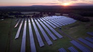 Solarmodule in England © picture alliance / empics | Steve Parsons Foto: Steve Parsons