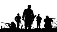 Silhouette von Soldaten im Kriegsfeld. © fotolia Foto: eightstock