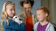 Sophie, Lina und Emma mit Kaninchen. © NDR/Romano Ruhnau 