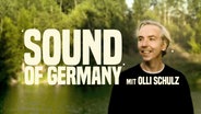 Titelbild zur Dokuserie: Olli Schulz vor Bäumen. Schrift auf dem Bild: Sound of Germany mit Olli Schulz. © NDR 