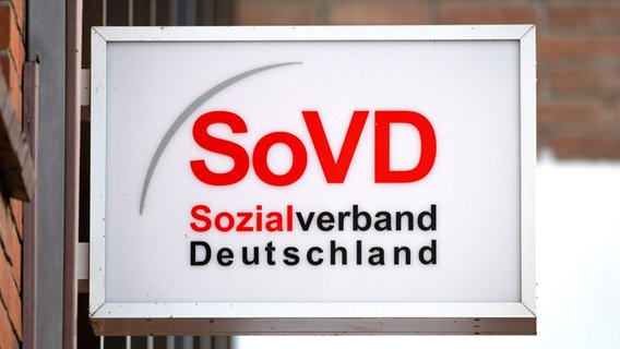 Ein Schild des Sozialverbands Deutschland e. V. (SoVD) hängt an einer Hauswand. © picture alliance/SULUPRESS.DE/Torsten Sukrow Foto: Torsten Sukrow