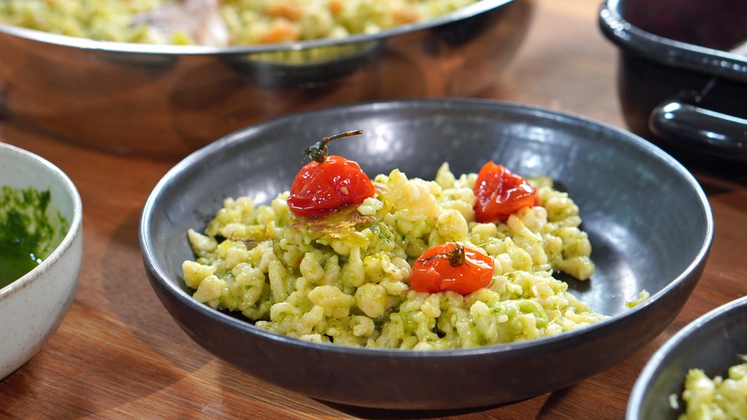 Spelled spaetzle with wild garlic and cherry tomatoes |  > – Guide – Cooking