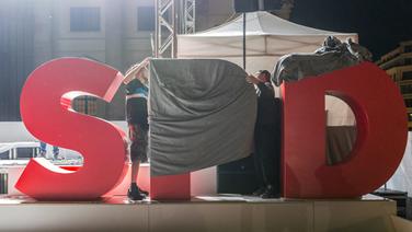 Die Buchstaben SPD auf einer Bühne werden zugedeckt. © picture alliance / NurPhoto Foto: Omer Messinger