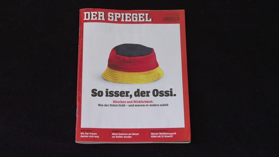 "So isser, der Ossi" als große Schlagzeile unter dem Deutschland-Hütchen, das inzwischen sinnbildlich den rechten Wutbürger steht. "Der Spiegel" polarisiert mit seinem Aufmacher über Ostdeutsche, denn er spielt mit Vorurteilen - auch wenn er dies in der Unterzeile abfängt: "Klischee und Wirklichkeit: Wie der Osten tickt - und warum er anders wählt". © NDR 