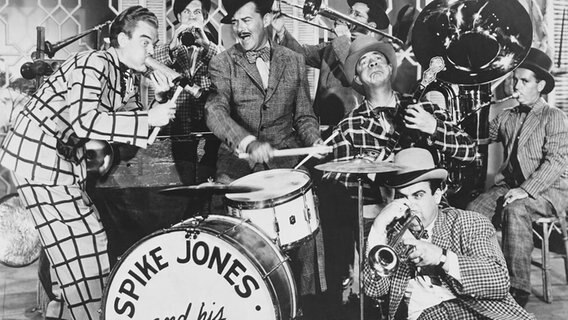 Eine Band spielt die Instrumente auf ungewöhnliche Art © picture alliance Everett Collection 