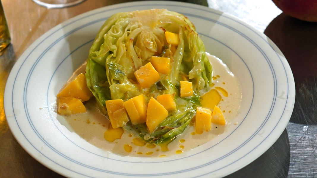 Geschmorter Spitzkohl mit Mango | NDR.de - Ratgeber - Kochen - Rezepte