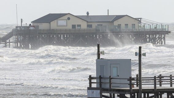 Einer der Pfahlbauten ist am überfluteten Strand von Sankt Peter-Ording zu sehen. © dpa Foto: Bodo Marks