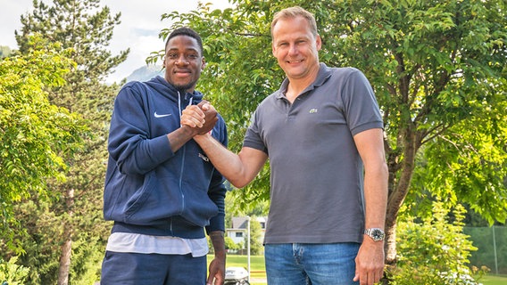 Tanda tangan baru Frederic Anano dan direktur olahraga Martin Beckenhagen (kiri) dari FC Hansa Rostock © FC Hansa Rostock/Tony Roman Foto: Tony Roman